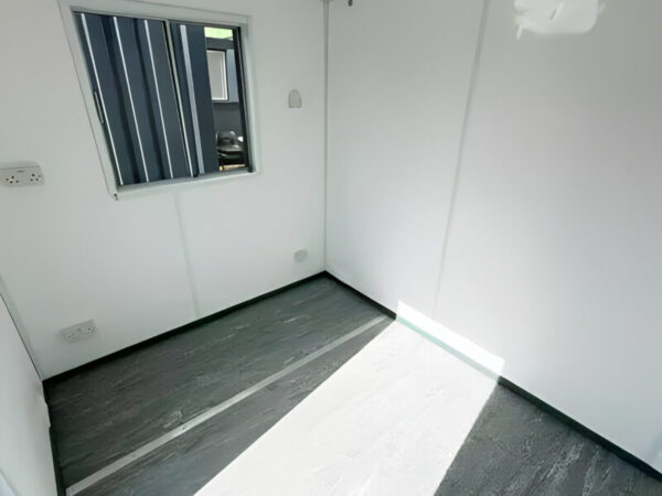 10 Fuß 8 Fuß großer Seecontainer als Büro | Tragbares vandalensicheres Gebäude