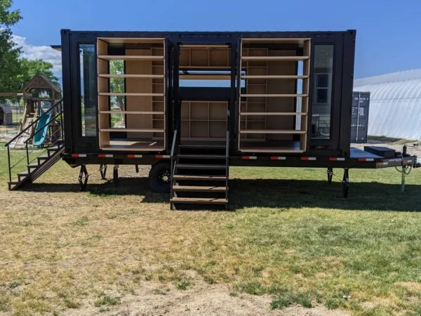 Custom-20ft-Shipping-Shopping-Container-on-Wheels-1.webp